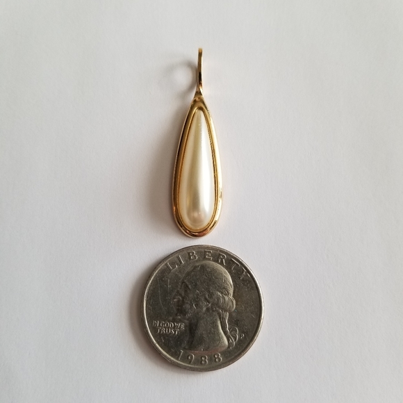 Vintage teardrop pendant faux pearl gold tone metal - Picture 8 of 9